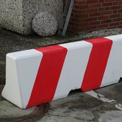 Hamburger Betonschwein mit Signalstreifen aus Ellerbek